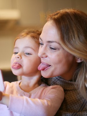 Otetaan selfie! Filttereillä on hauska leikkiä, kunhan lapsen ja vanhemman yhteiseen aikaan mahtuu muutakin. Kuva: <span class="photographer">iStockphoto</span>