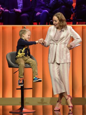 Juontaja Anni Hautala onnittelee Konstaa tämän valitsemasta palkinnosta. Kuva: <span class="photographer">Nelonen Media</span>