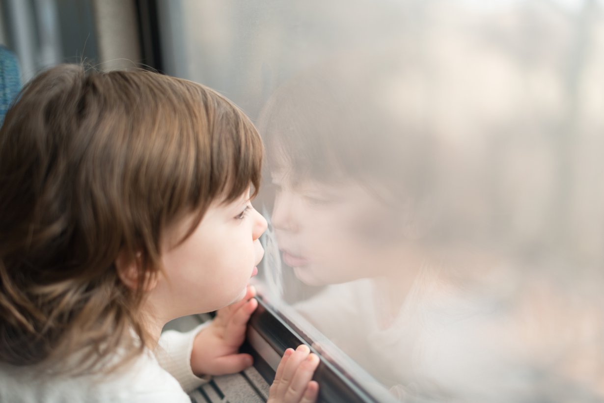 Pitkällä bussimatkalla voi olla monenlaisia virikkeitä. Puhelintakin voi käyttää, mutta maltillisesti. Kuva: iStock