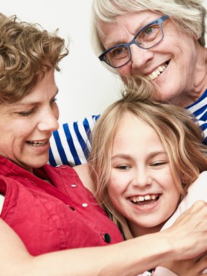 – Yritän opetella hyväksymään, että äiti ajattelee asioita omista lähtökohdistaan ja tarkoittaa parastamme, Henna miettii. Kuva: <span class="photographer">Amanda Aho</span>