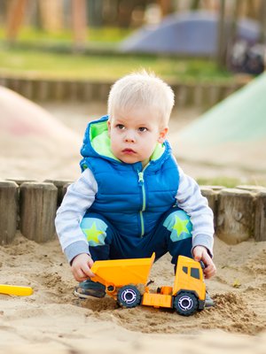 Jos taaperoiden tunteet kuumenevat hiekkalaatikolla, tarvitaan aikuisen väliintuloa. Kuva: <span class="photographer">Shutterstock.</span>