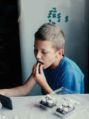 Saako kännykkää käyttää syödessä? Nämä säännöt koskevat koko perhettä.