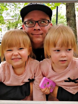 Paremmin minä kaksosia hoidan kuin soitan pianoa tai kudon, Oskari tuumii. Kuva: <span class="photographer">(K)Akkavalta</span>