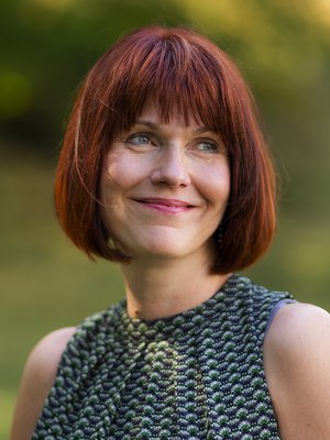 Heli Pruukin mielestä vanhemman pitäisi pystyä välittämään lapselle viesti, että aina voidaan puhua ja selvittää asiat, ne vaikeimmatkin. Kuva:  <span class="photographer">Jani Laukkanen</span>