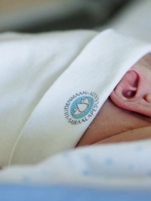 Synnytyssairaaloissa on nykyään perheheräämöitä, jonne sektiolla syntynyt vauva pääsee äidin mukana. Kuvat: Milka Alanen ja Piia Arnould