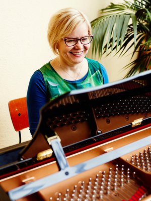 Pianon soittaminen irrottaa työasioista. Aivoille se on luonnonmukaista muisti- ja keskittymislääkettä, Minna Huotilainen sanoo.