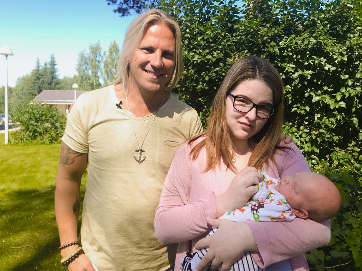 Petra kertoo olevansa toisen lapsen kohdalla itsevarmempi, ja imetyskin onnistuu nyt paremmin. Kuvassa myös ohjelman juontaja Sami Kuronen. Kuva: Nelonen Media
