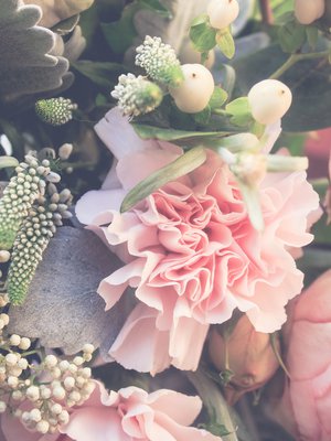 Äiti-vauvakimpussa voi käyttää sesongin kukkia, ja esimerkiksi pionit toimivat hyvin. Kuva: <span class="photographer">iStockphoto</span>