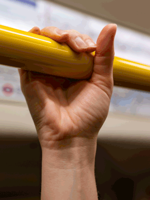 Keuhkoputkentulehduksen aiheuttaja on yleensä adeno- tai rhinovirus. Virukset tarttuvat herkästi väkijoukoissa, kuten liikennevälineissä ja kouluissa.