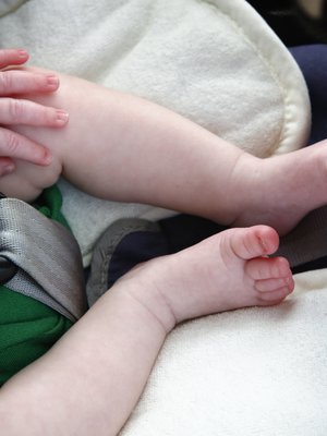 Toinen vaarallisista turvakaukaloista on Babystyle Oyster Carapace Infant kiinnitettynä Duofix i-Size -telakkaan ja toinen Chicco Oasys i-Size. Kuvan kaukalo ei liity testiin. Kuva: <span class="photographer">iStock</span>