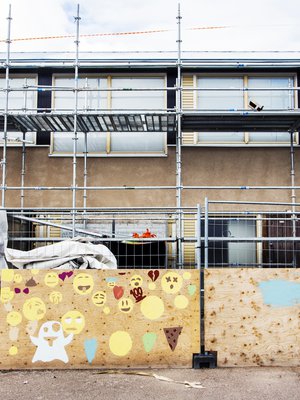 Vartiokylän ala-aste on yksi monista kouluista, joita on jouduttu korjailemaan sisäilmaongelmien takia useampaan otteeseen. Kattoa korjattiin 2016. Kuva: <span class="photographer">Sara Aaltio</span>