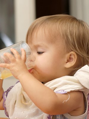 Hyvin se sujuu! Lasista tai mukista juominen onnistuu alle vuoden ikäiseltäkin, kun hän vain saa harjoitella sitä. Kuva: <span class="photographer">iStockphoto</span>
