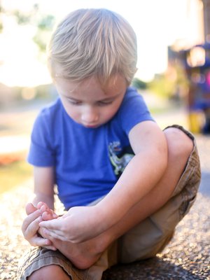 Sattuuko se? Jos jalkapohjan syylä kipeytyy ja haittaa liikkumista, sen häviämistä kannattaa nopeuttaa.