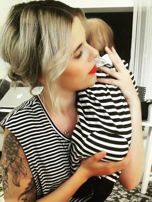 Keskosvauvan äitiys on tehnyt Sariannasta varovaisemman ja herkemmän. Kuva: <span class="photographer">Shitty Is The New Black -blogi.</span>