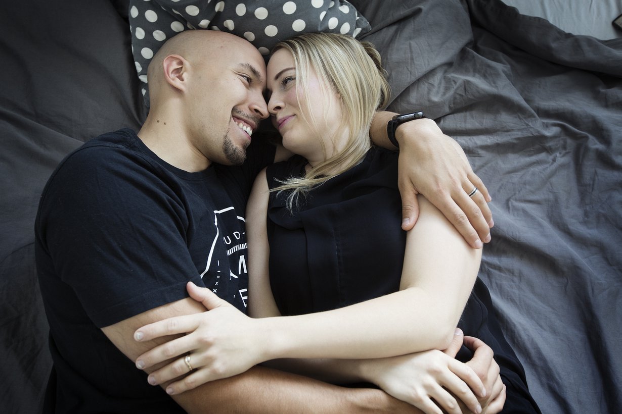 Saana ja Henri saivat kuulla epäilyjä, että eri maissa asumisesta seuraa ero. Heidän mielestään erossa olo teki suhteelle vain hyvää.