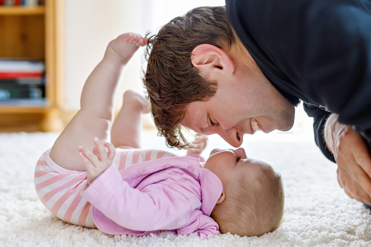 Isä ja vauva tarvitsevat omia hetkiä ja yhteisiä juttuja. Mutta miksi ne tuntuvat äidistä oudosti haikeilta? Kuva: iStockphoto