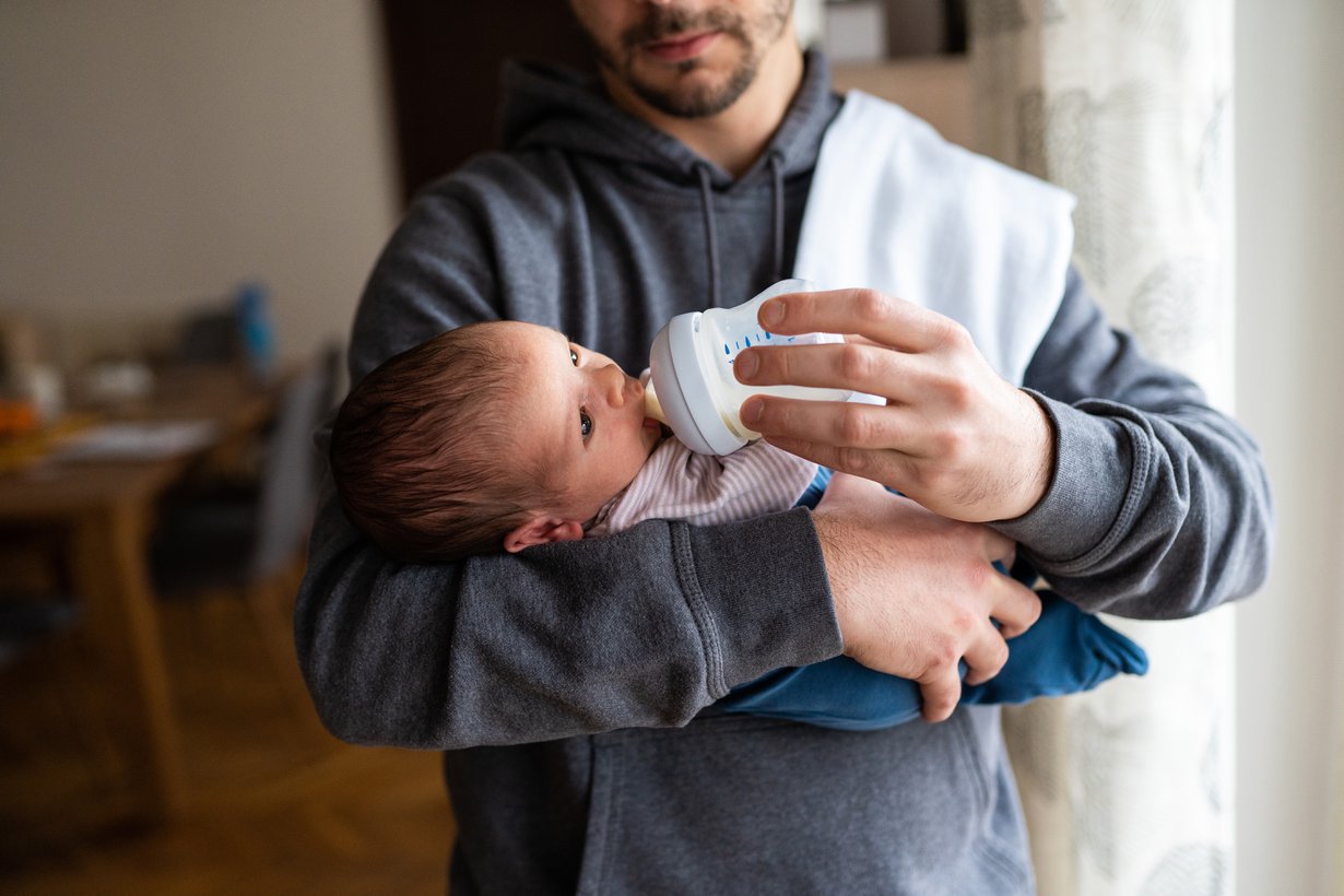 Isän vuoro. Kun vauva syö pullosta, vauvantahtisuus on tärkeää. Pullolla imitoidaan rinnan toimintaa.