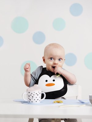 Kun vauva saa syödä itse, suun motoriikka kehittyy nopeammin kuin lapsella, jota syötetään. Kuva: <span class="photographer">Panu Pälviä</span>