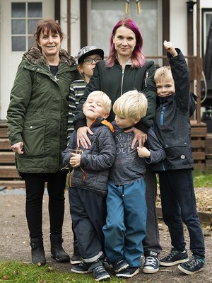 Apuna Anun perheen arjessa on hänen äitinsä Tiina, joka hoitaa lapsia Anun töiden ajan. Kuva: <span class="photographer">AVA</span>