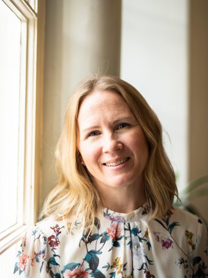 Kun Ilona  Suojanen on  Helsingissä ja haluaa onnelliseksi tekevään paikkaan, hän suuntaa esimerkiksi Kallion kirjastoon.