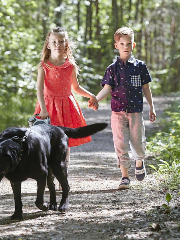 Edvin ja Jade syntyivät raskausviikolla 27. Kun he olivat vauvoja, Puntti-koira kiiruhti katsomaan heti, kun itkuhälyttimistä kuului pienikin inahdus. Kuva: <span class="photographer">Juha Salminen</span>