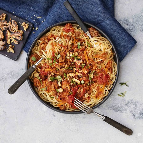 Parmesaanin sijaan annos viimeistellään paahdetuilla, rouhituilla pähkinöillä.