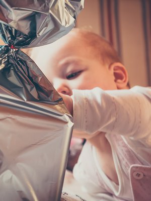 Noudata lelujen ikärajamerkintöjä tarkkaan. Jemmaa vauvan joulupakettiin vain sellaisia leluja, jotka ovat varmasti turvallisia pienelle käyttäjälle. Kuva: <span class="photographer">iStockphotos</span>