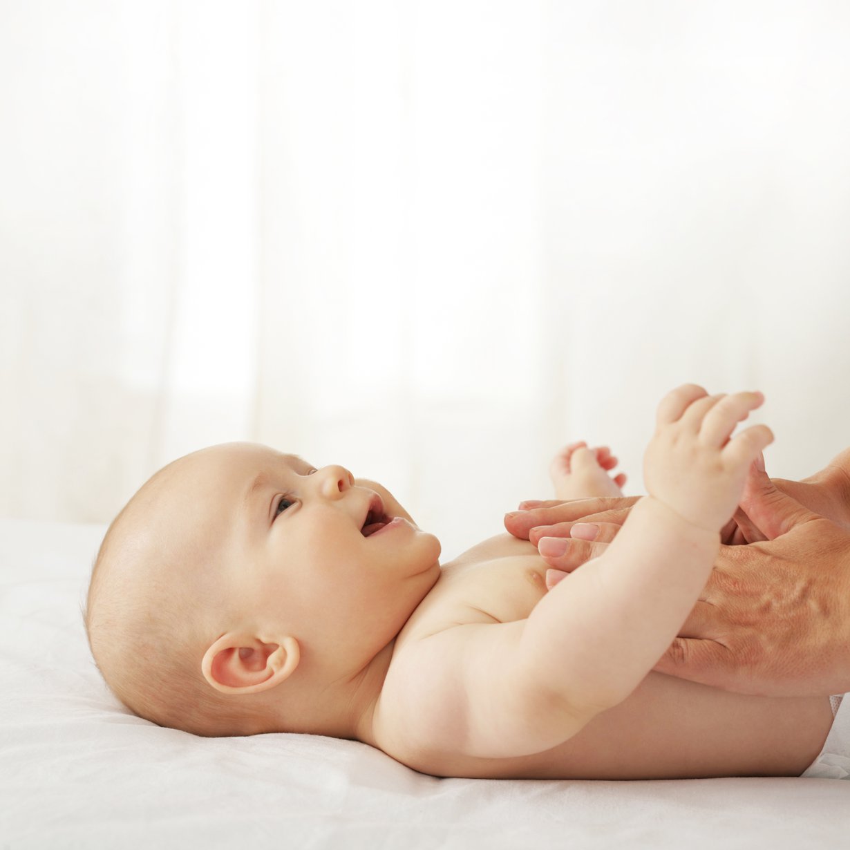 Hellä kosketus ja lempeä äänensävy viestivät: näen sinut, olet arvokas. Kuva: iStockphoto