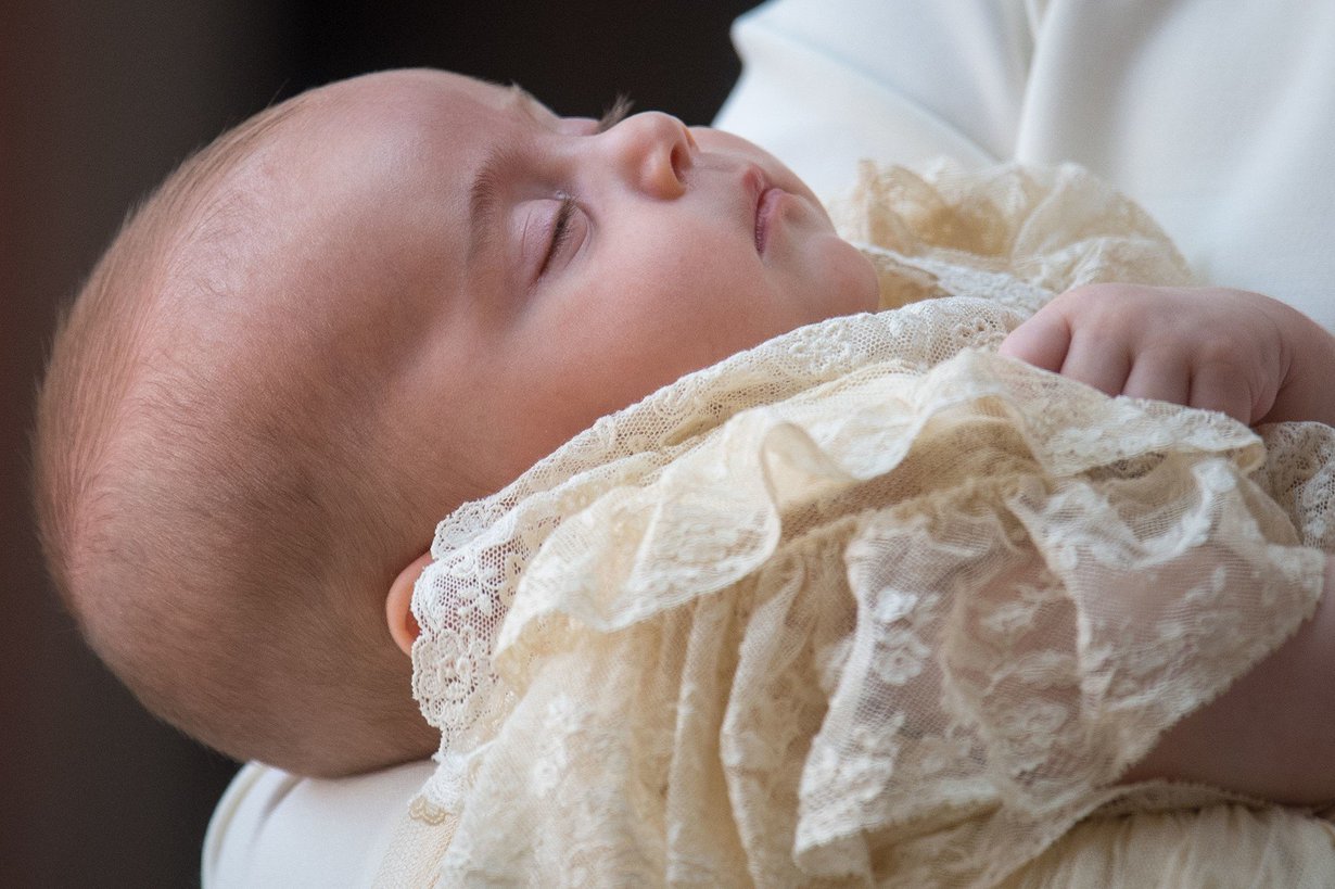 Prinssi Louis nukkui äitinsä käsivarsilla perheen saapuessa St. Jamesin kappeliin. Kuva: MVPhotos