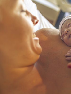 Syntymän jälkeen vauvalla voi mennä tuntikin, että hän kiinnostuu rinnasta ja haluaa syödä. Kuva: <span class="photographer">iStockphoto</span>