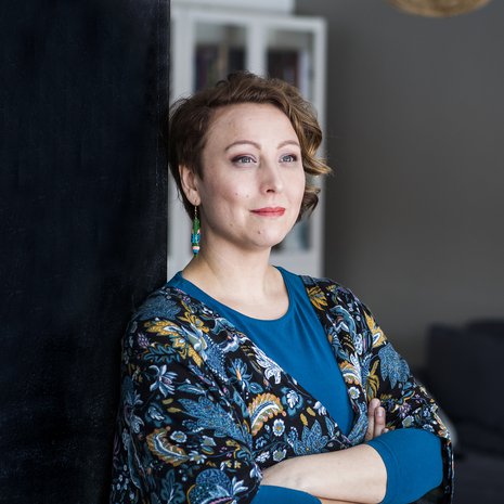 Kun sain ensimmäisen lapseni, olin pätkätöitä tekevä 23-vuotias media-assistentti ja tienasin nettona noin 1700 euroa kuukaudessa – En silti nähnyt tulevaisuutta mahdottomana, kirjoittaa Anni Alatalo.