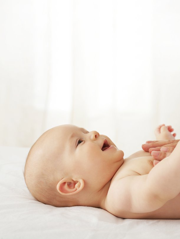 Hellä kosketus ja lempeä äänensävy viestivät: näen sinut, olet arvokas. Kuva: <span class="photographer">iStockphoto</span>