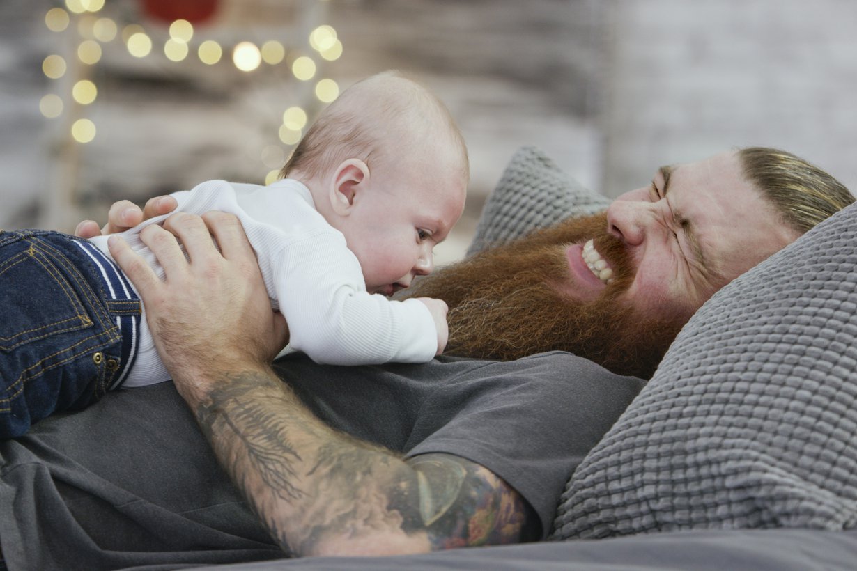 Isät ovat hyvin tyytyväisiä omaan elämäänsä, tutkimus kertoo. Kuva: iStockphoto.