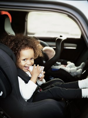 Kiristä ensin lantiovyö, sitten vasta olkavyöt, jotta lapsi ei nouse kaukalossa tai istuimessa liian ylös. Kuva: <span class="photographer">Axkid</span>