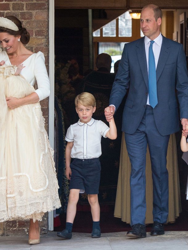 Cambridgen herttuapari William ja Kate lapsiensa Georgen, 4, Charlotten, 3, sekä Louisin kanssa poistumassa perheen kuopuksen kastetilaisuudesta St. Jamesin kappelista heinäkuussa. Kuva: <span class="photographer">MVPhotos</span>