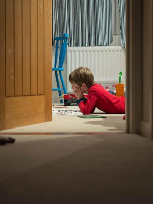 Ei väsytä. Samanlaisina  toistuvat rauhalliset iltarutiinit auttavat isoakin lasta. Kuva: <span class="photographer">Getty Images</span>