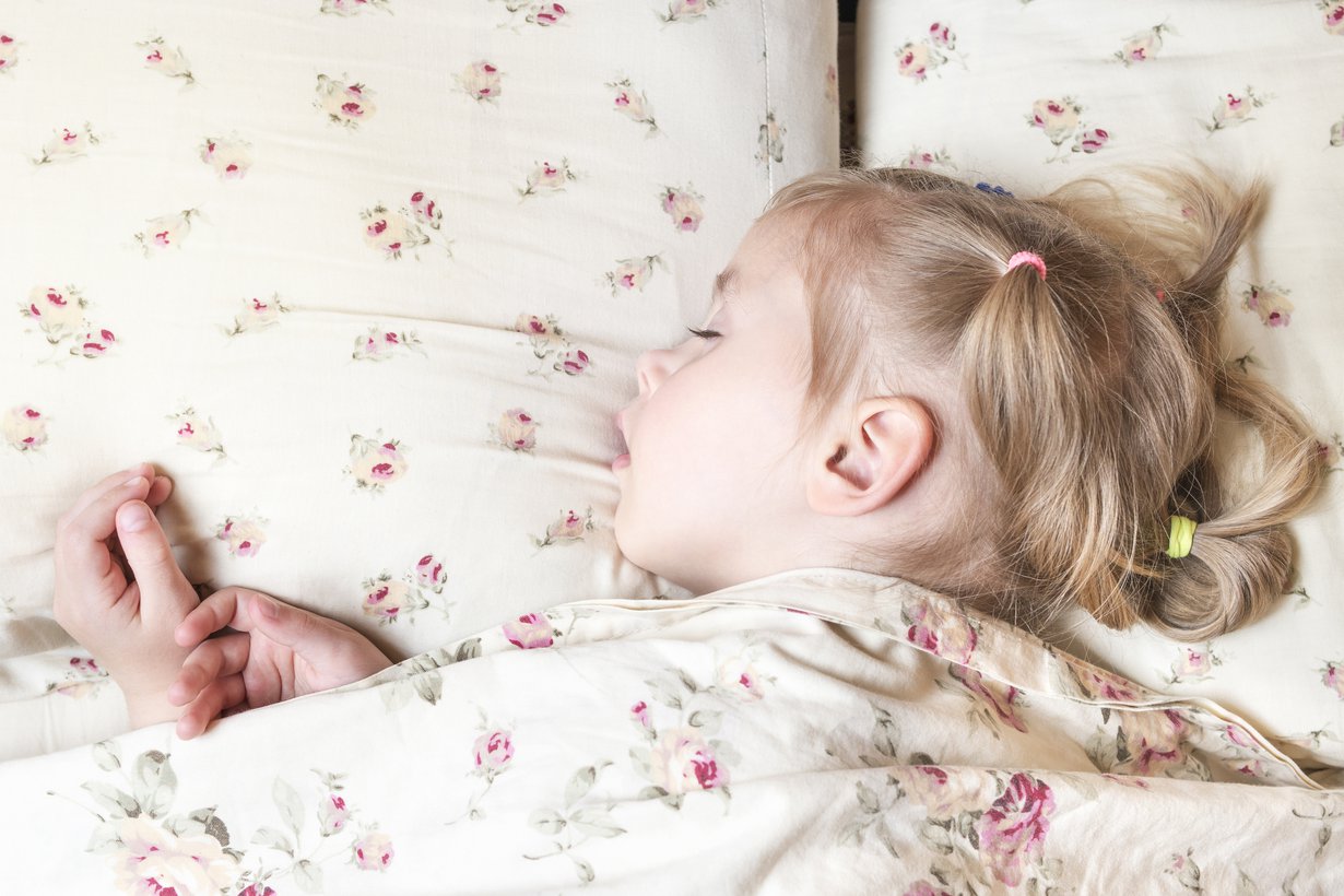 Kouluikäisen lapsen unen tarve on kymmenen tuntia. Vanhemman tehtävä on huolehtia, että lapsi nukkuu riittävästi. Kuva: iStockphotos