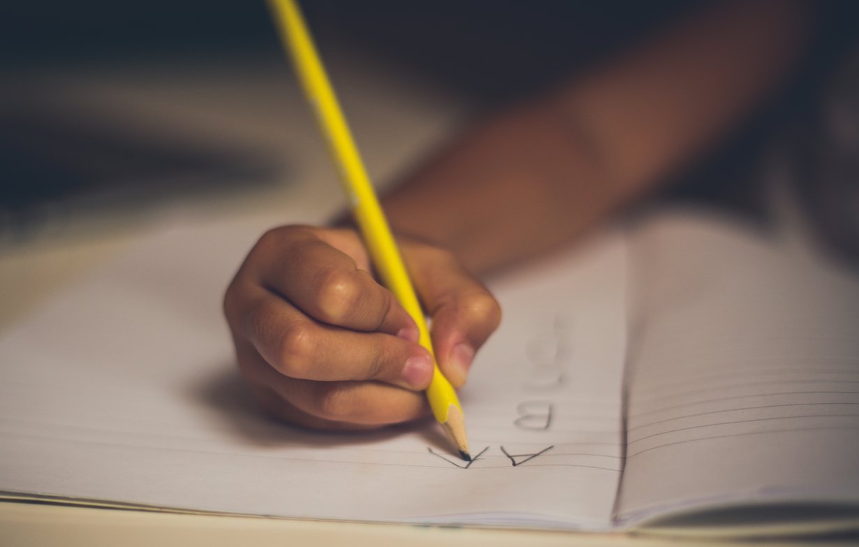 Lomakkeita vai lapsia? Opettajan aika voi kulua aivan johonkin muuhun kuin oppilaiden huomioimiseen. Kuva: Shutterstock.