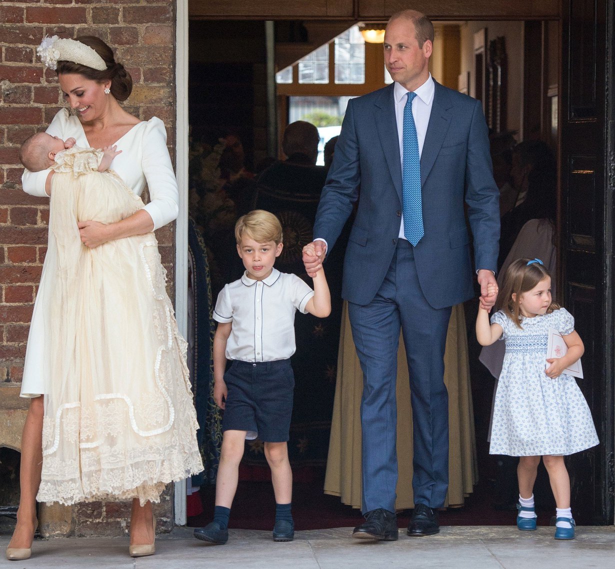 Cambridgen herttuapari William ja Kate lapsiensa Georgen, 4, Charlotten, 3, sekä Louisin kanssa poistumassa perheen kuopuksen kastetilaisuudesta St. Jamesin kappelista heinäkuussa. Kuva: MVPhotos
