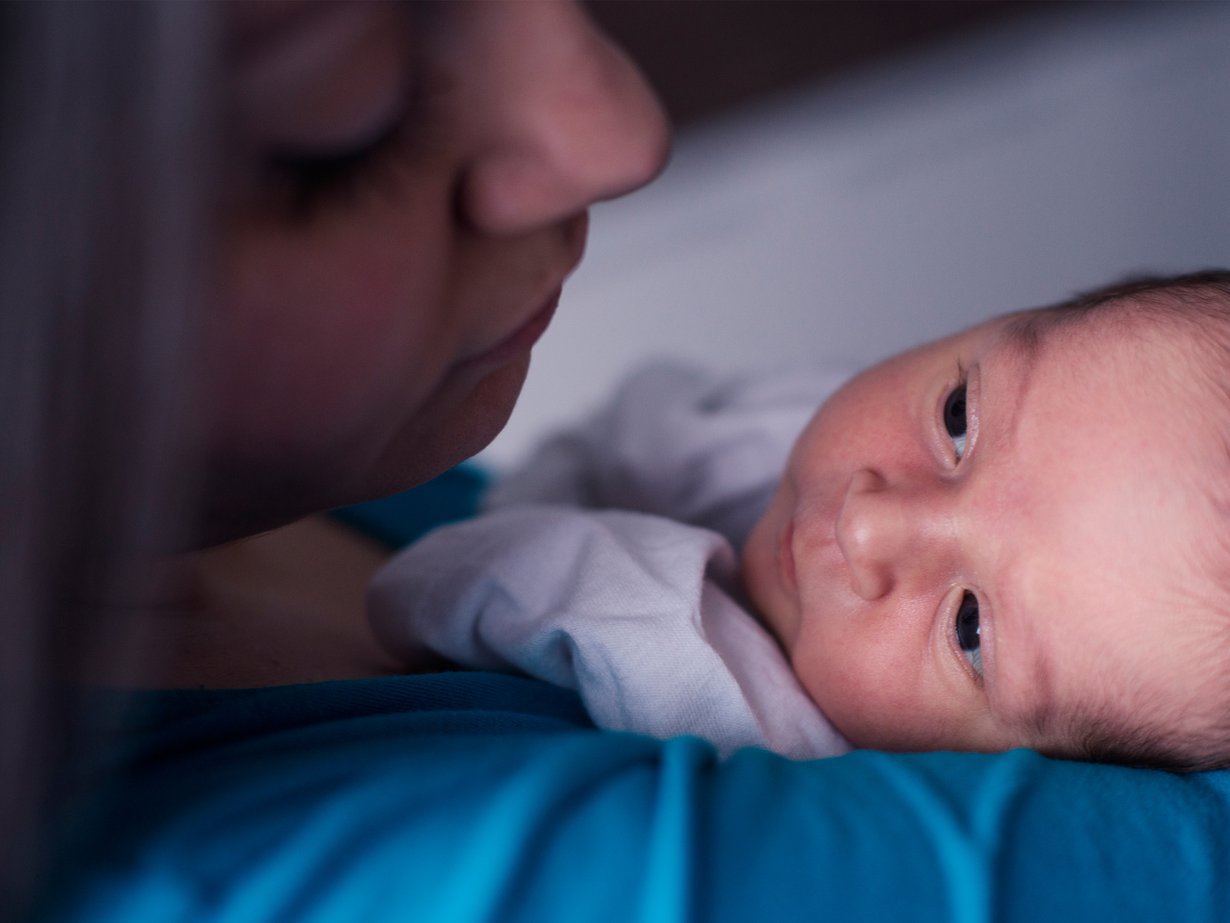 Jos mieli jää askartelemaan suremattoman sektiosurun parissa, ei välttämättä pysty olemaan täysin läsnä vauvan kanssa. Kuva: iStockphoto