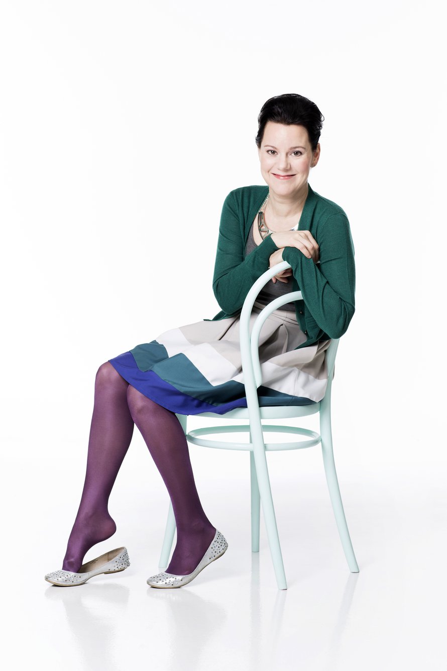 ”Saatko olla joskus vain itseksesi ilman, että joudut joustamaan lasten tai puolison tarpeiden edessä”, Janna Rantala kysyy. Kuva: <span class="photographer">Heli Blåfield</span>