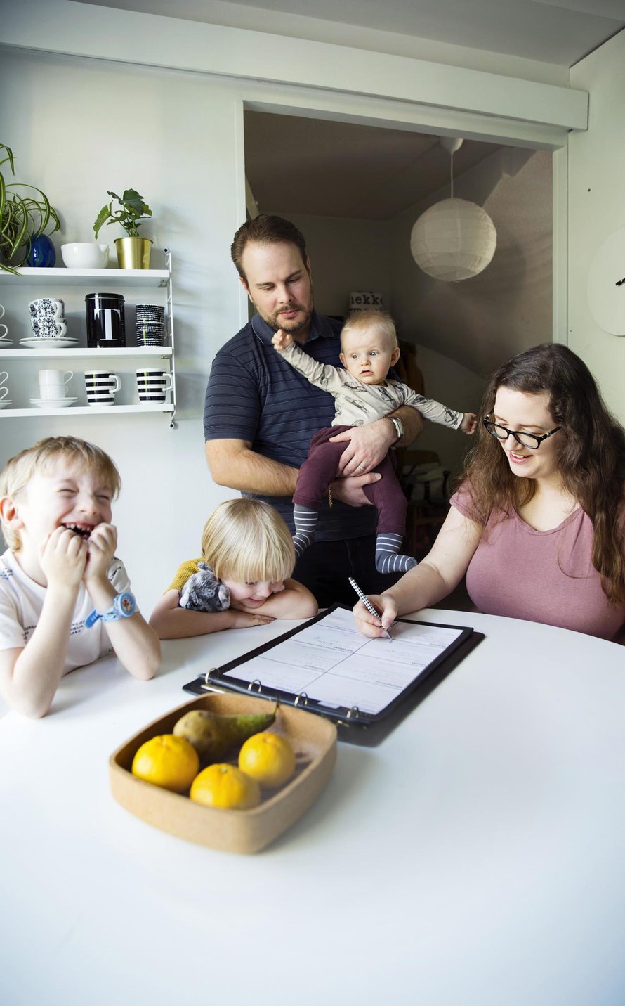 Moni ihmettelee, miten Santeri ja Emma ehtivät tehdä kaiken. ”Jos luottaa siihen, että jotain tapahtuu joskus, sitä ei luultavasti tapahdu ikinä”, Santeri sanoo.