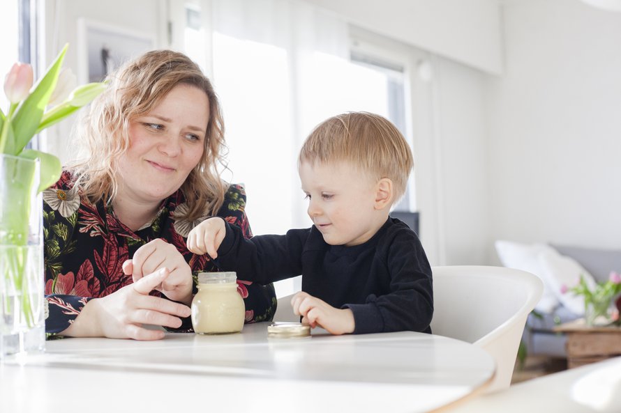 Isä sekoittaa Joelille sopivia voiteita. Vanhemmat hoitavat kutisevaa ihoa myös suolakylvyin.