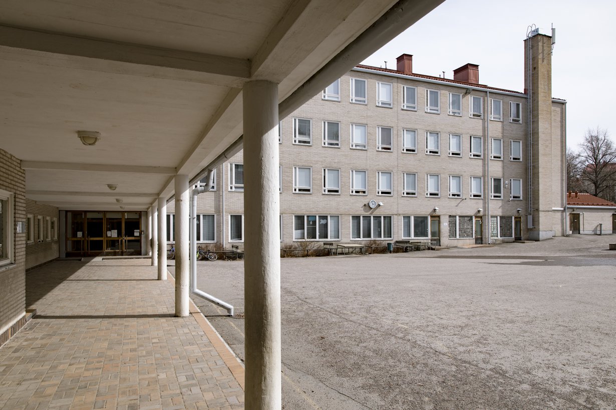 Muun muassa Lauttasaaren ala-asteen koulusta Helsingistä on löytynyt hometta. Opetus kuitenkin jatkuu koulussa vielä toistaiseksi. Kuva: Mika Ranta