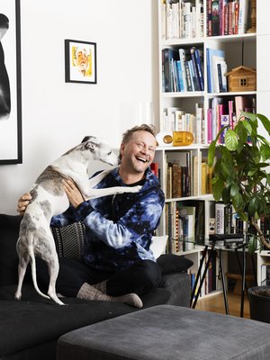 ”Koira tekee hyvää mielenterveydelle. Kun kuljen kaduilla, en ole muille ihmisille olemassa, mutta kun kävelen koiran kanssa, tulen yhtäkkiä itsekin nähdyksi”, Mikko Silvennoinen sanoo.