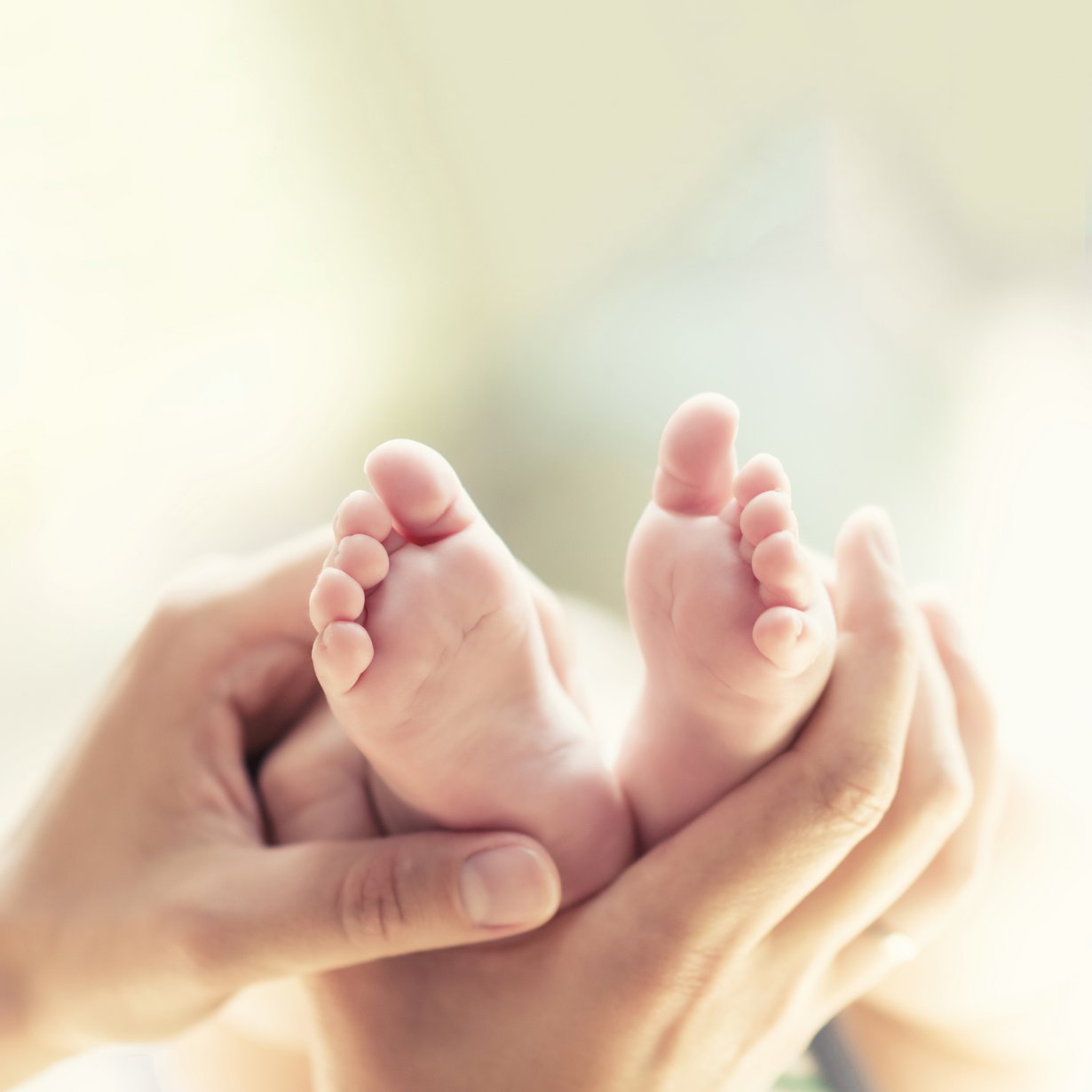 Hiero vauvan jalkapohjat hellästi sivellen tai painellen. Kuva: iStockphoto