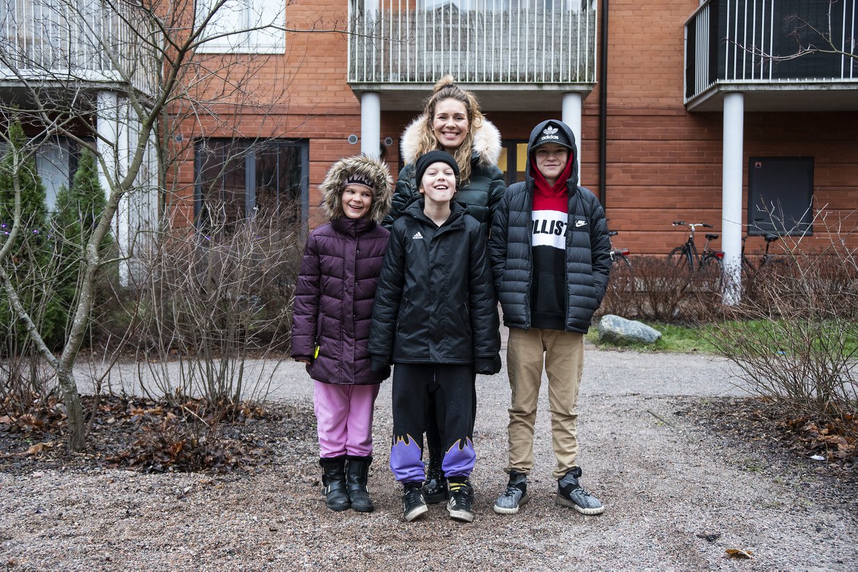Nelihenkisen perheen vuorovaikutus on kateissa, sillä arkea hallitsevat älylaitteet. Kuva: AVA