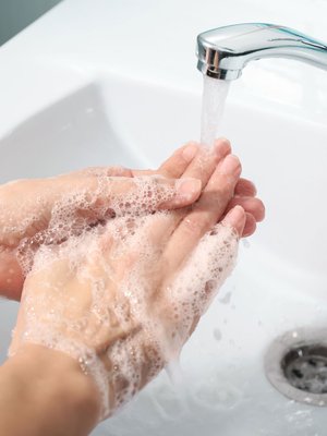 Rasvaus joka peusn jälkeen voi estää käsien kuivumista.