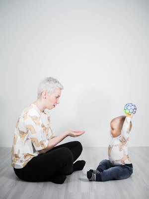 Tukiviittomien opettelun voi aloittaa tutuista sanoista, kuten lelujen nimistä, Anne Huttunen kertoo. 