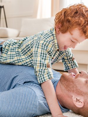 Etäisä on valmiimpi satsaamaan lapseen, joka näyttää häneltä. Kuva: <span class="photographer">iStockphoto</span>